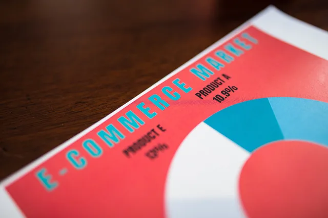 Close-up of a vibrant e-commerce market analysis pie chart showcasing product performance. Benchmarks for danske webshops