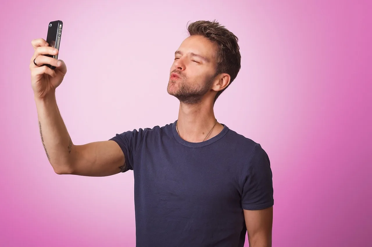 flirter, flirt, online, tinder, selfie, dating, app, smartphone, telefon, mobil, kamera, kys, kysse