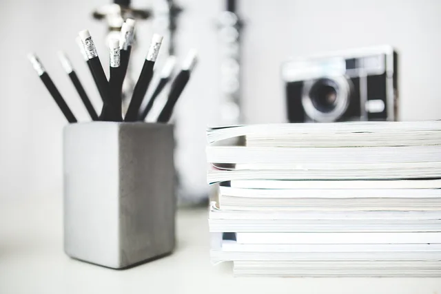 blyanter, notesbøger, stak, skoleartikler, skrive, blog, blogger, forfatter, arbejde, skrivebord, monokrom, sort og hvid, blyanter, blog, arbejde, arbejde, arbejde, arbejde, arbejde, skrivebord. Sådan beregner du dækningsgrad på en webshop